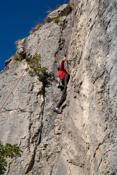 Alpinista Escalando Altas Montanhas Crni Kal Eslovénia — Fotografia de Stock