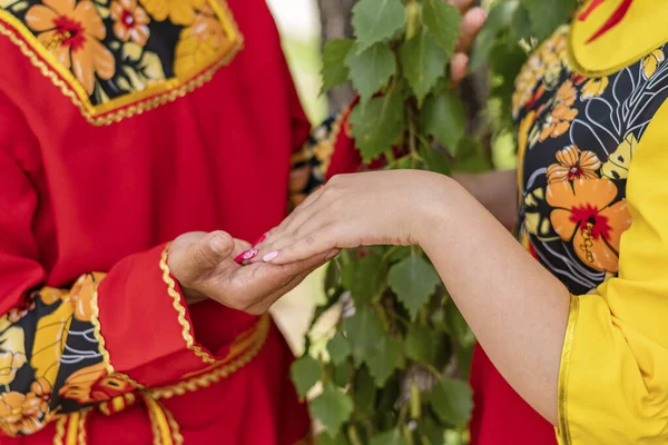 Birbirine Aşık Iki Gencin Parlak Ulusal Kostümlü Bir Adamın Bir — Stok fotoğraf