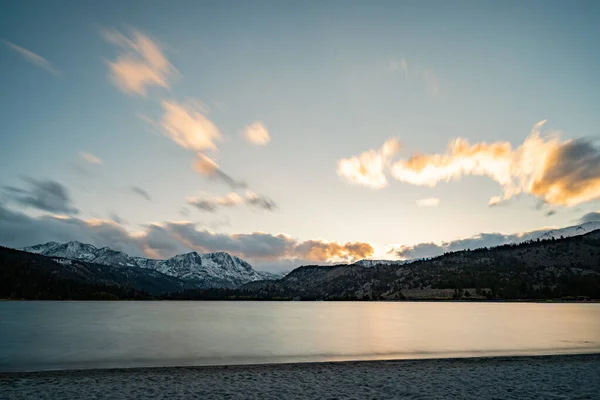 Hermoso Cielo Nublado Sobre Lago Con Montañas Nevadas Fondo Atardecer — Foto de Stock