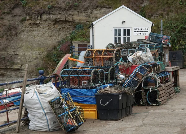 Staithes Verenigd Koninkrijk Aug 2021 Kreeftenbakken Uitrusting Voor Vissersboten Gestapeld — Stockfoto
