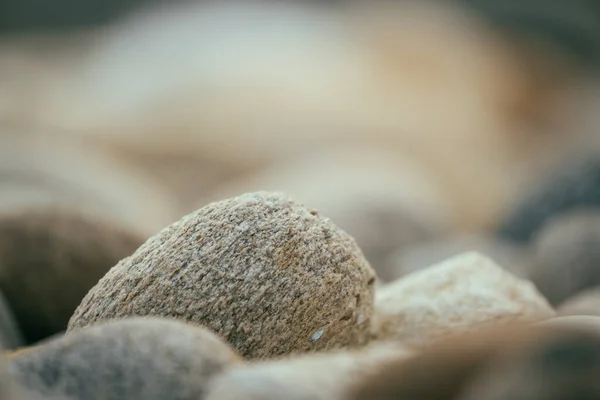 选择性地拍摄一堆鹅卵石 — 图库照片