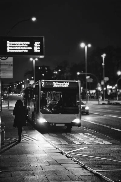 Czekam Autobus Hamburgu Czarno Białe Zdjęcie — Zdjęcie stockowe