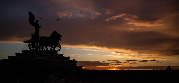 Sylwetka Wielkiej Statui Żołnierza Jeżdżącego Kołach Końmi Widokiem Słońce — Zdjęcie stockowe