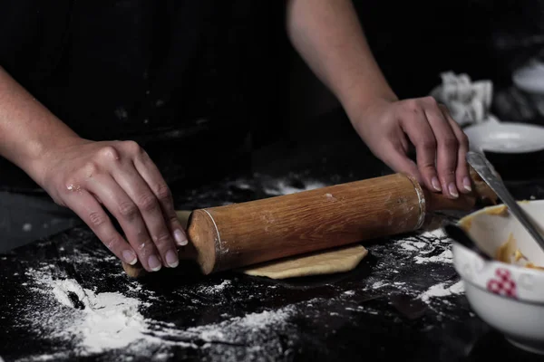Zbliżenie Żeńskich Rąk Rozkładających Ciasto Przy Drewnianym Wałku Kuchni — Zdjęcie stockowe