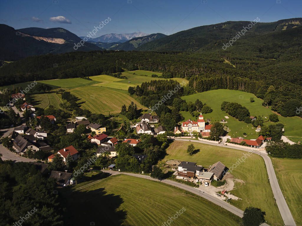 ALKERSDORF, AUSTRIA 08 / 07 / 2020 Alkersdorf pueblo con el castillo