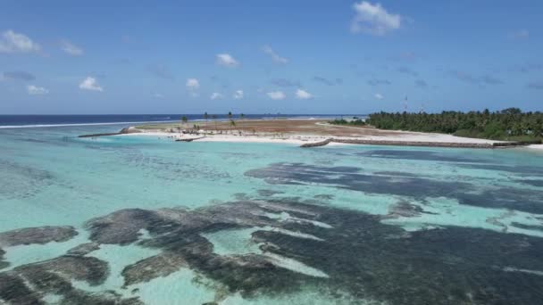 Bela Praia Tropical Com Céu Azul — Vídeo de Stock