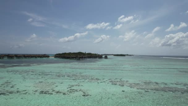 Belle Plage Tropicale Avec Ciel Bleu — Video