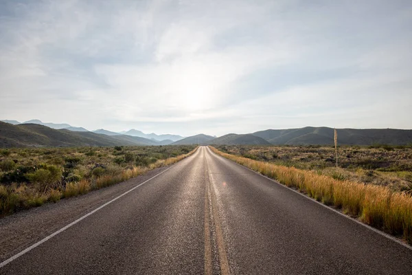 Uma Estrada Reta Vazia Através Estepes Sob Céu Azul — Fotografia de Stock