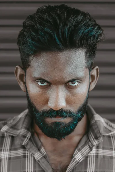 Retrato Atractivo Hombre Indio Con Una Mirada Furiosa — Foto de Stock