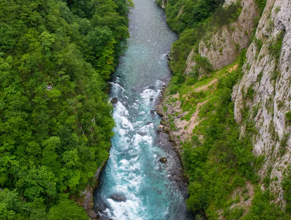 Uma Vista Aérea Rio Rochoso Que Flui Rodeado Por Verdes — Fotografia de Stock