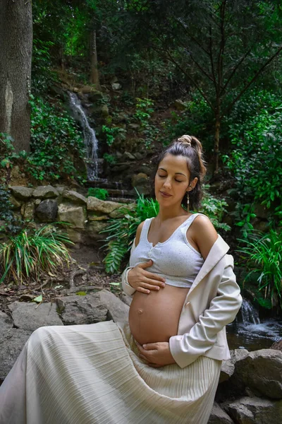Beautiful Young Caucasian Pregnant Woman White Clothes Posing Nature Leaning — Stock Photo, Image