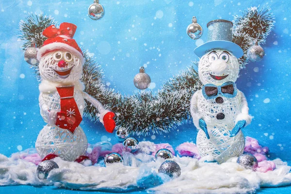 Δύο Χαρούμενοι Και Ζωηροί Χιονάνθρωποι Καπέλα Στέκονται Ένα Μπλε Εορταστικό — Φωτογραφία Αρχείου