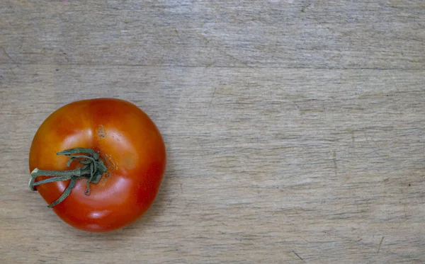 Single Tomato Fruit Geïsoleerd Rustieke Houten Basis Ruimte Voor Tekst — Stockfoto