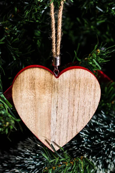 Colpo Verticale Ornamento Natalizio Forma Cuore Appeso All Albero Natale — Foto Stock