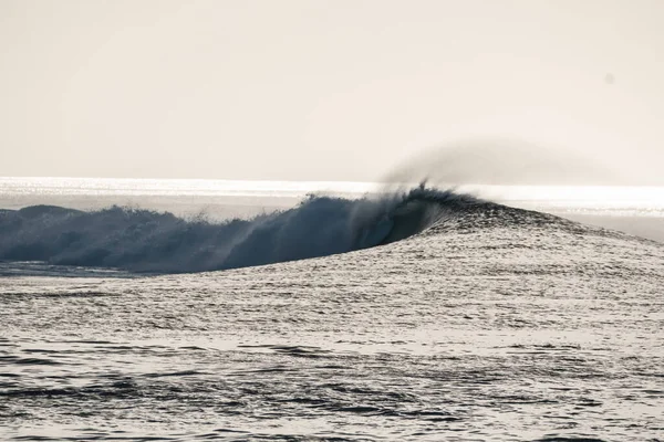 Gruppo Surfisti Che Fanno Surf Sulle Onde Durante Una Giornata — Foto Stock