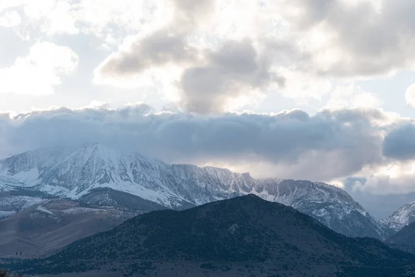 Захоплюючий Вид Хмарний Пейзаж Над Засніженими Горами Пагорбами Малою Рослинністю — стокове фото