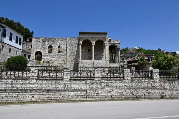 日中はアルバニアのベラットにある建物 — ストック写真