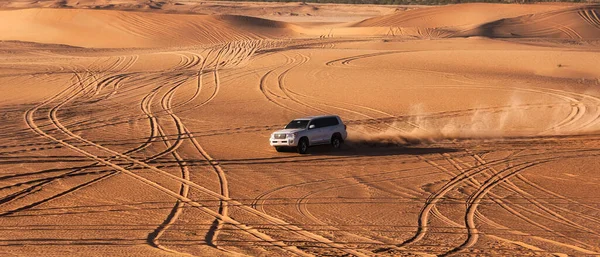 Sonnenuntergang Der Wüste Der Vereinigten Arabischen Emirate Autos Bahnen Sich — Stockfoto