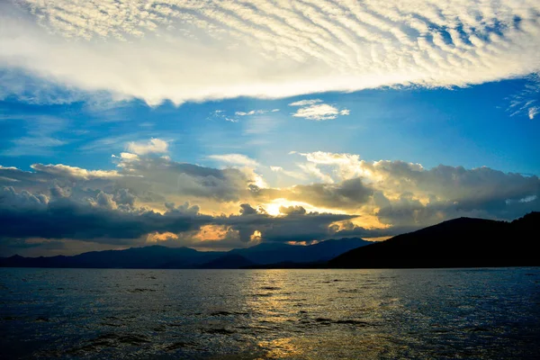 Pemandangan Indah Dari Laut Yang Tenang Dikelilingi Oleh Pegunungan Bawah — Stok Foto