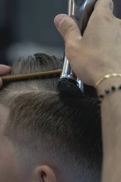 Eine Vertikale Aufnahme Von Friseurhänden Die Einem Kunden Mit Einem — Stockfoto