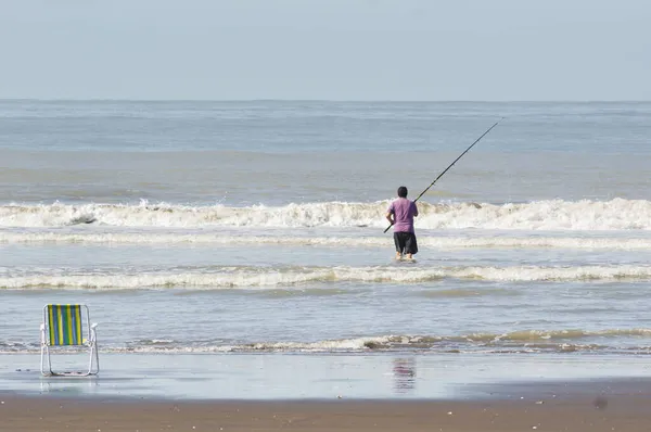 Одинокие Мужчины Рыбачат Пляже — стоковое фото