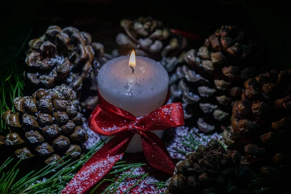 Mutlu Noeller Arka Planda Yanan Mumlar Kozalaklar Çam Dalları — Stok fotoğraf