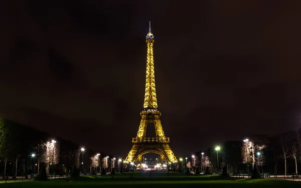 Uma Bela Vista Grande Torre Eiffel Noite Com Suas Luzes — Fotografia de Stock