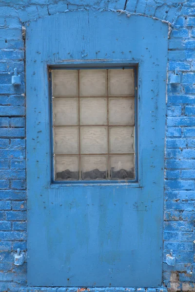 Una Toma Vertical Puerta Azul Con Textura Pared Ventana Ladrillo —  Fotos de Stock
