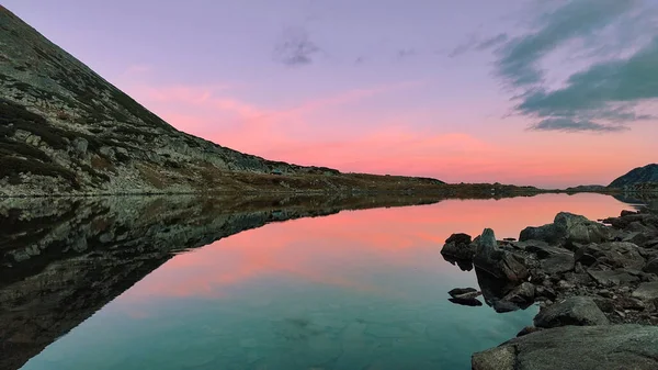 Ένα Συναρπαστικό Τοπίο Μιας Λίμνης Και Των Βουνών Στο Ηλιοβασίλεμα — Φωτογραφία Αρχείου