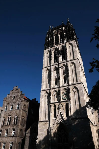 Een Verticaal Schot Van Toren Van Uberwasserkirche Duitsland — Stockfoto