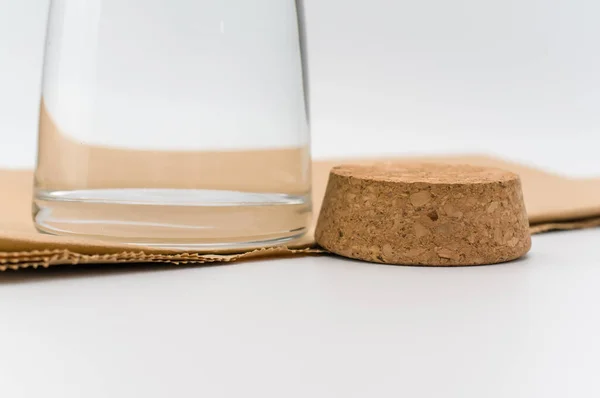 Pallone Vetro Riempito Con Acqua Pulita Pura Uno Sfondo Carta — Foto Stock