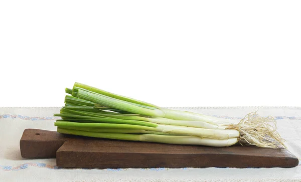 Gebundene Grüne Zwiebelpflanzen Auf Tisch Und Weißem Hintergrund — Stockfoto