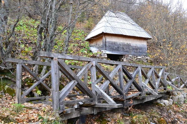 Old Wooden Bridge Leading Old Barn Slope Hill Autumn Forest — Stock Photo, Image