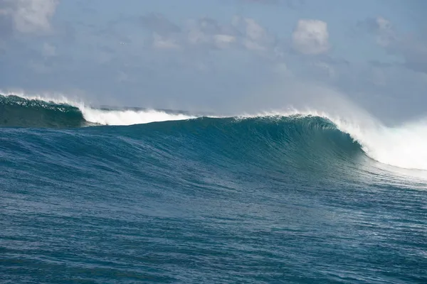 Όμορφα Κύματα Μπλε Surfing Κατά Διάρκεια Της Ημέρας — Φωτογραφία Αρχείου