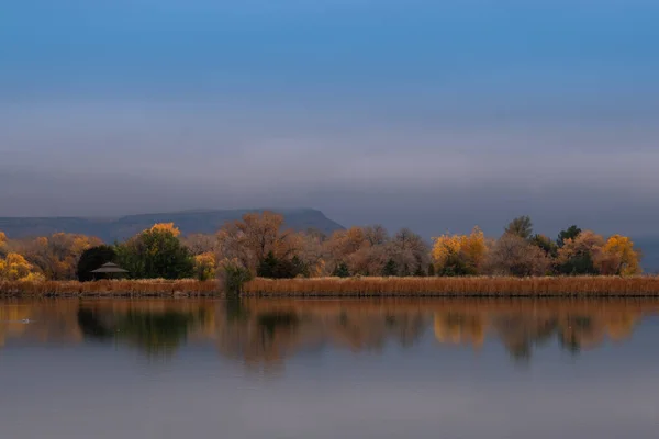 Отражения Озере Осенью — стоковое фото
