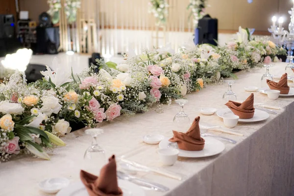 Vacker Bröllopsdukning Med Blomsterarrangemang — Stockfoto