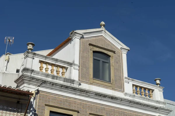 蓝色天空下有阳台的新古典主义风格建筑 — 图库照片