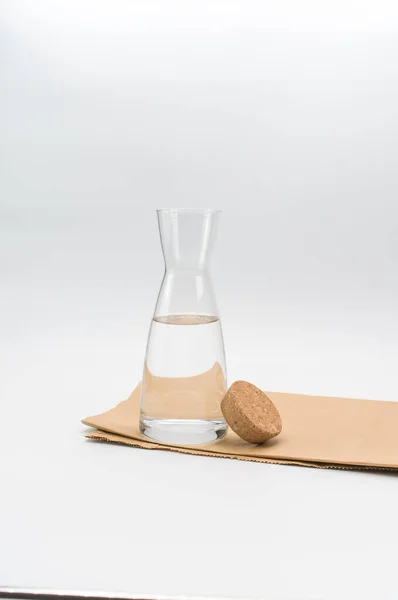 Glasflaska Fylld Med Rent Rent Vatten Vit Bakgrund Och Matpapper — Stockfoto
