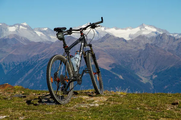 Ein Schwarzes Mountainbike Das Auf Einem Berggipfel Abgestellt Ist Und — Stockfoto