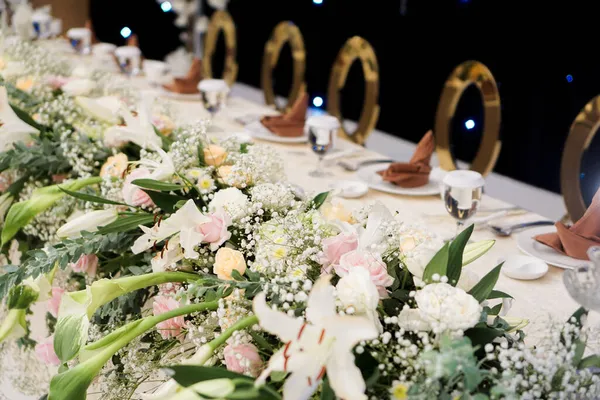 Vacker Bröllopsdukning Med Blomsterarrangemang — Stockfoto