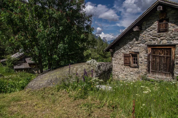 Eine Ländliche Landschaft Mit Alten Häusern Den Französischen Alpen — Stockfoto