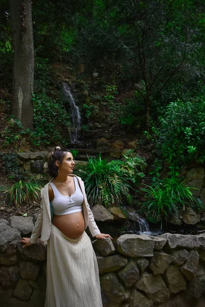 Beautiful Young Caucasian Pregnant Woman White Clothes Posing Nature Leaning — Stock Photo, Image