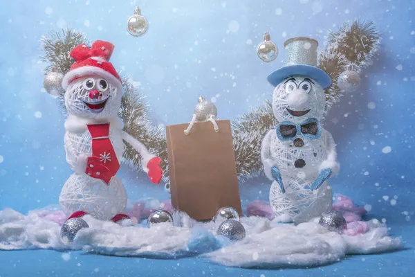 Два Веселых Веселых Снеговика Шляпах Стоят Голубом Праздничном Фоне Между — стоковое фото