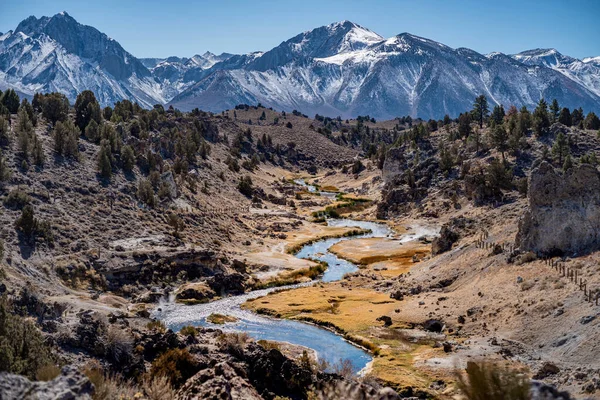 Řeka Voda Tekoucí Přes Skalnaté Kopce Malou Vegetací Zasněženými Horami — Stock fotografie