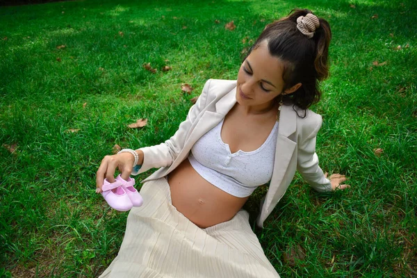 Uma Jovem Mulher Grávida Branca Bonita Roupas Brancas Posando Parque — Fotografia de Stock