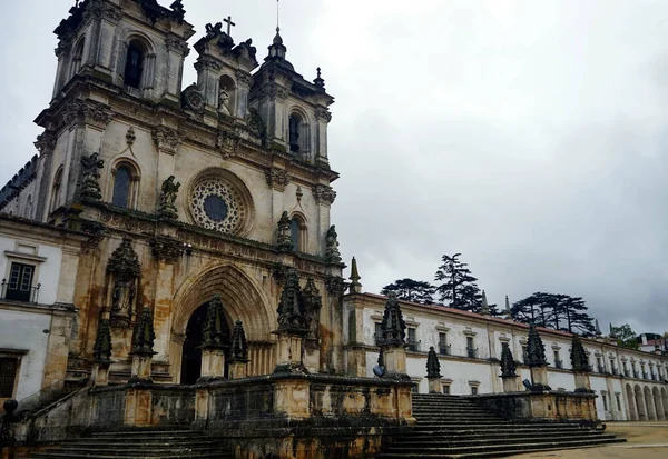 포르투갈의 구름낀 하늘을 배경으로 수도원 — 스톡 사진