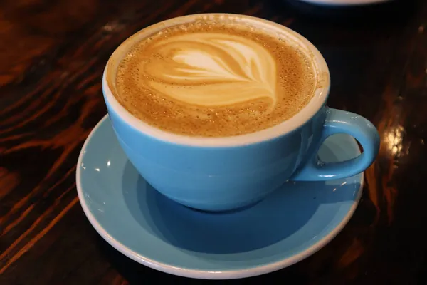Zbliżenie Ujęcie Cappuccino Latte Sztuka Niebieskim Kubku — Zdjęcie stockowe