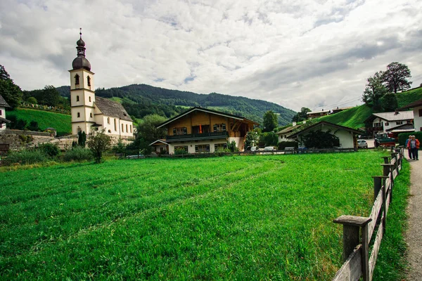 Piękny Widok Kościół Parafialny Sebastiana Ramsau Niemcy Zielonej Wiejskiej Trawie — Zdjęcie stockowe