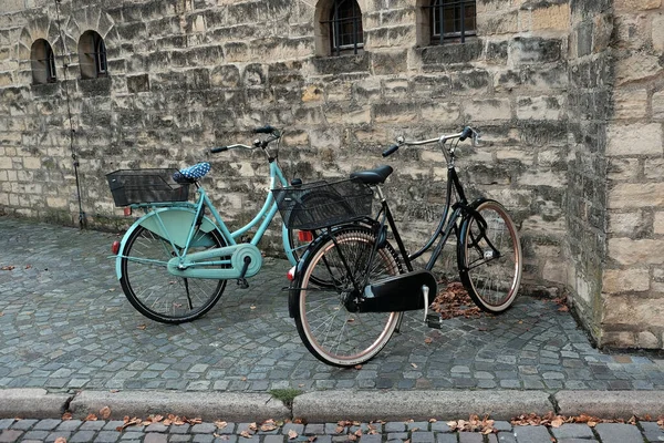 Zwei Fahrräder Auf Der Straße Der Nähe Eines Altbaus Abgestellt — Stockfoto