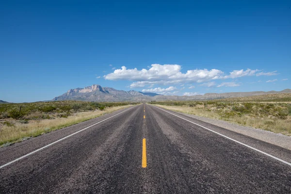 Una Carretera Recta Vacía Través Estepas Bajo Cielo Azul —  Fotos de Stock